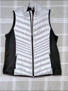 Xersion 1X Vest!  Silver and Black. Silver Quilted with Soft sides.
